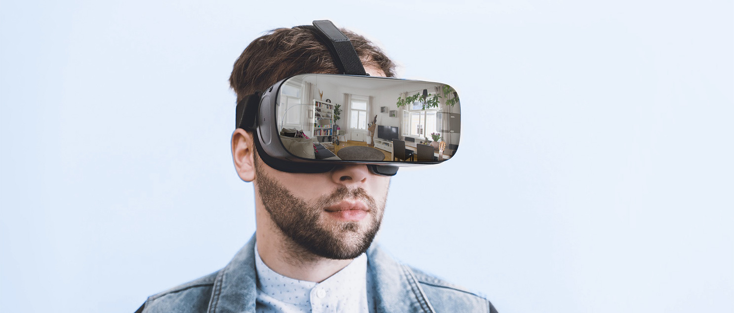 Ein Mann mit VR-Brille, auf der eine Wohnung zu sehen ist.